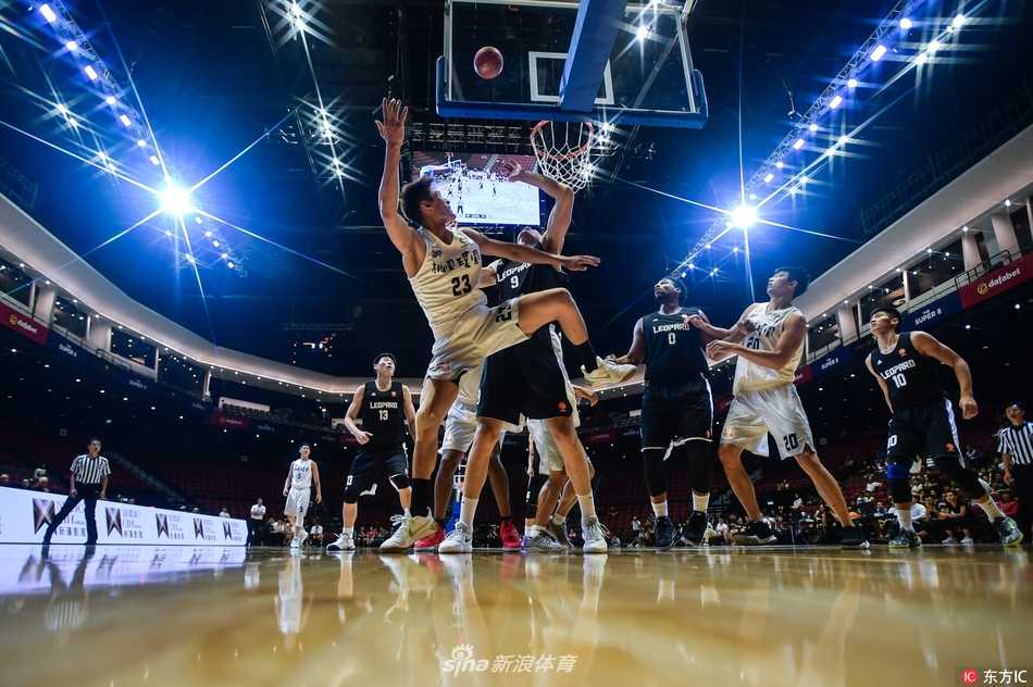 澳门新濠影汇篮球战火燃起,深圳烈豹苦战击败璞园建筑迎开门红 璞园建筑的球员们在比赛间隙聚拢聆听教练布置战术,尽管最终遗憾告负,但他们眼中不屈的斗志和紧咬比分的顽强表现,赢得了现场观众的尊重,展现了台湾篮坛霸主的风骨。