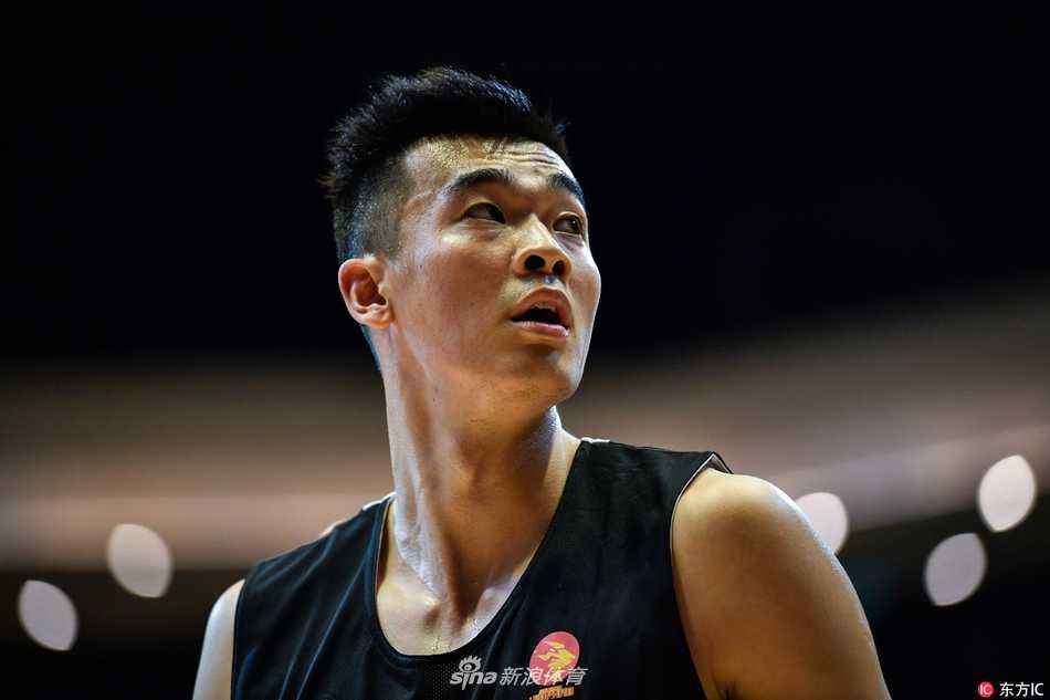 澳门新濠影汇篮球战火燃起,深圳烈豹苦战击败璞园建筑迎开门红 终场哨声响起,深圳烈豹队的球员们激动地围成一圈,汗水与笑容交织。在这场艰苦的拉锯战中,他们顶住了璞园建筑的反扑,杨林祎的怒吼与队友的击掌庆祝,定格了这场开门红的来之不易。