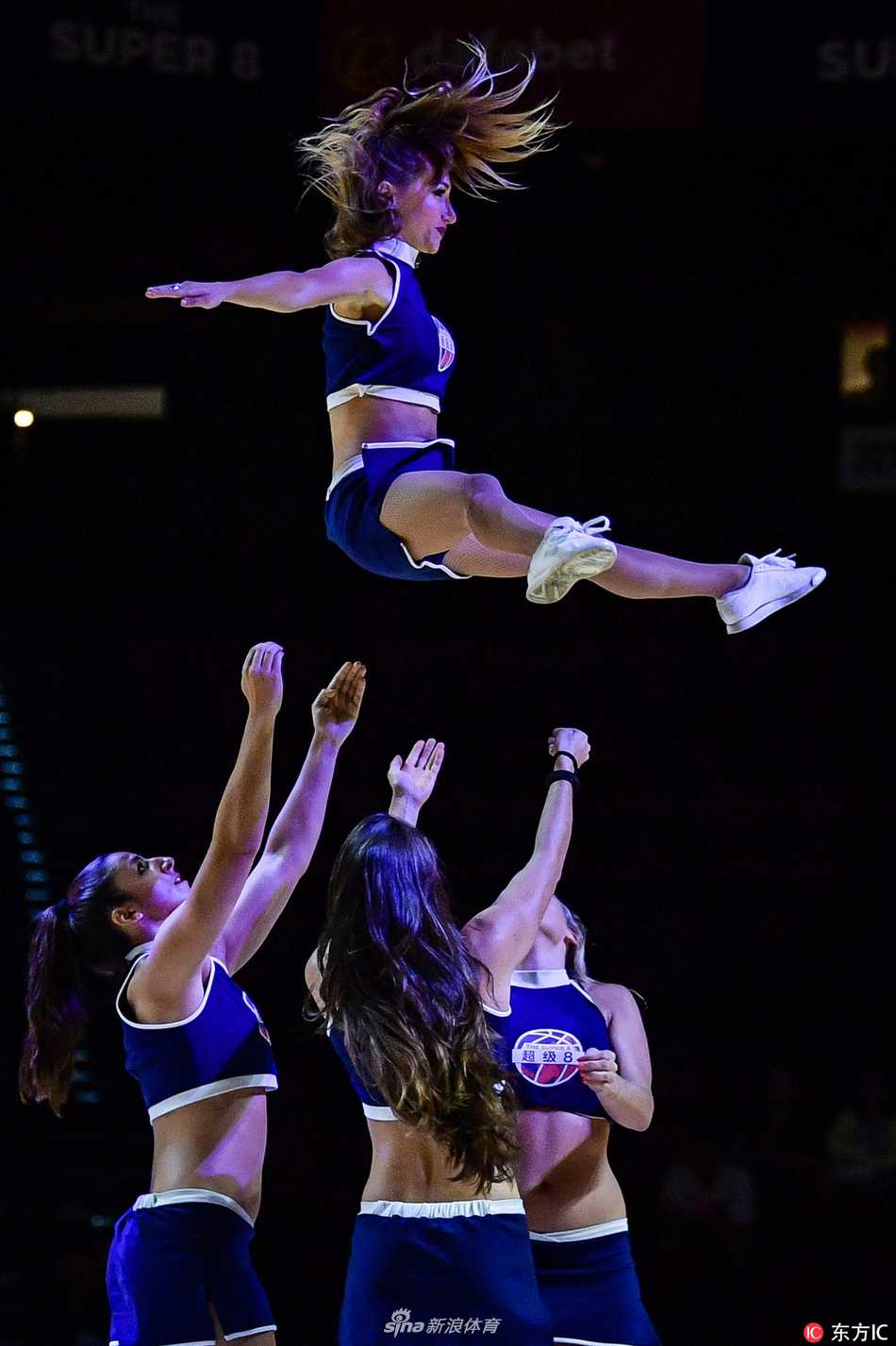 伴随着劲爆的音乐，几位啦啦宝贝整齐划一地踢腿转身，她们的热裤下展现出健康有力的腿部线条。这不仅是舞蹈的展示，更是青春活力与团队默契的激情碰撞。