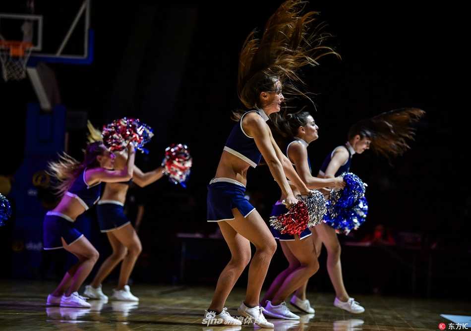 表演进入高潮，啦啦队集体摆出富有动感的队形。她们的笑容极具感染力，修长的美腿在球场木地板的映衬下形成一幅美丽的画面，让紧张的比赛氛围瞬间变得轻松热烈。