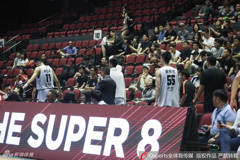 在另一场比赛中，深圳队的年轻球员们围成一圈，互相搭着肩膀，在场上大声呼喊加油。他们的眼神中褪去了退赛时的迷惘，透出一股知耻后勇的坚毅，准备用汗水和拼搏在未来的赛场上赢回失去的尊严。