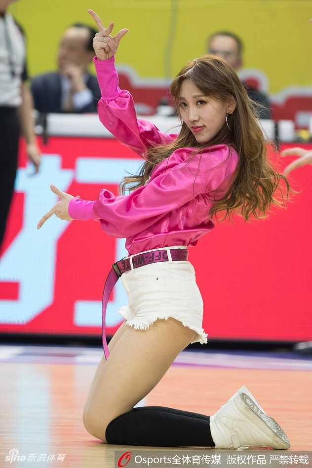 激情燃爆浙江德比 广厦啦啦队热舞助威主场盛宴 镜头拉近,这位啦啦队员在热舞间隙比出可爱的剪刀手,额头上细密的汗珠在灯光下闪闪发亮,她的眼神中透露出对主队胜利的坚定信念,用最甜美的笑容为德比大战增添了一抹亮色。