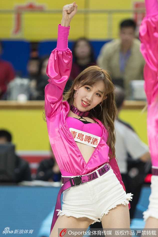 激情燃爆浙江德比 广厦啦啦队热舞助威主场盛宴 聚光灯下,广厦啦啦队队员们身着亮黄色劲装,马尾辫随着动感节拍高高甩起,她们面对镜头绽放出自信笑容,青春的活力瞬间点燃了整个球馆的激情。