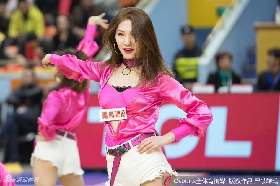 激情燃爆浙江德比 广厦啦啦队热舞助威主场盛宴 随着队形变换,啦啦队员们一字排开,双手高高举过头顶打着节拍。她们脚下的地板仿佛被施了魔法,每一次踢腿、每一次转身都充满力量感,与看台上挥舞的旗帜共同构成了一幅生动的赛场助威图。