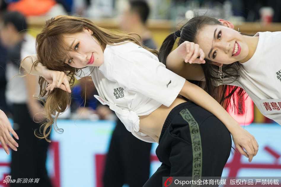 激情燃爆浙江德比 广厦啦啦队热舞助威主场盛宴 暂停时间里,啦啦队迅速集结成圆阵,队员们微微屈膝,身体前倾,手中花球如同盛开的花朵般绽放。她们全神贯注地完成每一个动作,即便是短暂的表演也力求完美,敬业精神令人动容。