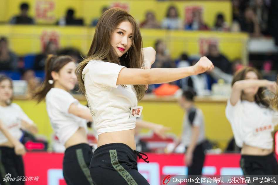 激情燃爆浙江德比 广厦啦啦队热舞助威主场盛宴 胜利的喜悦同样属于啦啦队。赛后,队员们聚在一起,手中挥动着闪耀的花球,在球馆的灯光下留下合影。她们的笑容比任何时候都灿烂,因为这场德比之战的荣耀,同样凝结着她们的汗水与热情。