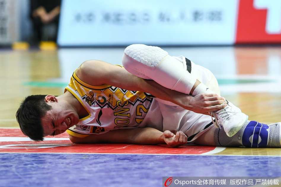 孙铭徽在两名队友的搀扶下，单脚跳着离开赛场，他低垂着头，神情沮丧，受伤的脚踝完全不敢着地