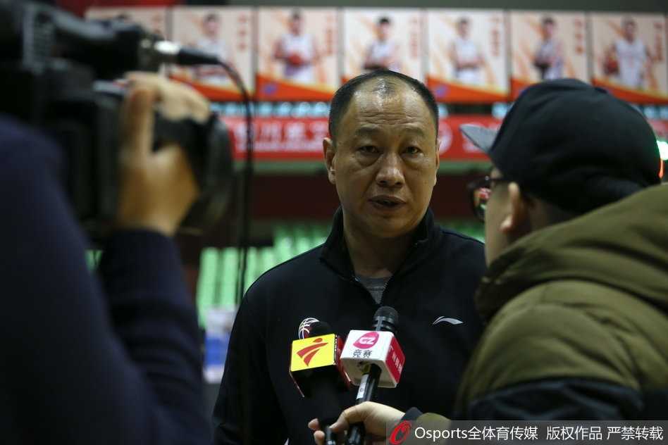 全体队员在训练结束后围成一个圈，将手叠在一起，齐声高喊加油，团队凝聚力爆棚。