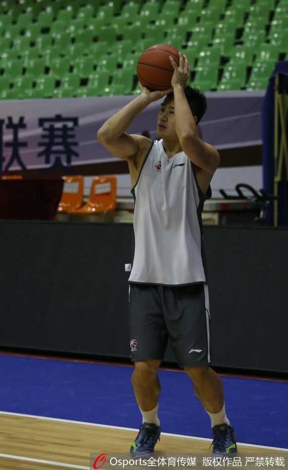 广州队训练中，一名球员高高跃起试图封盖队友投篮，肌肉线条分明，对抗强度十足。