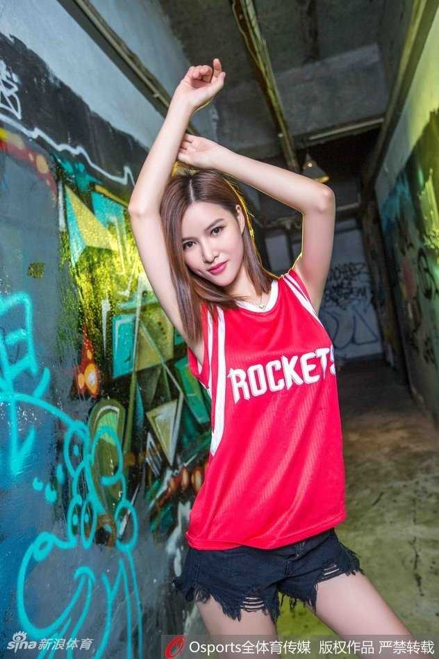 火箭生涯中的那一抹红颜知己 女球迷在场边对着镜头比出胜利的手势,笑容灿烂。她并不知道,就在她示爱后的一个多月,周琦的NBA之路即将迎来最严峻的寒冬。