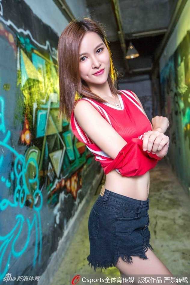 火箭生涯中的那一抹红颜知己 周琦身披火箭队战袍在场上奔跑,瘦削的身影背后是无数中国球迷沉甸甸的期望,他正在努力适应NBA赛场的节奏与对抗。