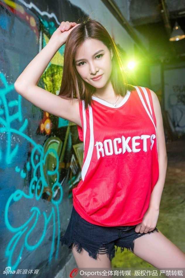 火箭生涯中的那一抹红颜知己 训练场边的周琦神态专注,正在聆听教练的战术布置。他的身高和臂展优势明显,但想要在肌肉丛林中生存,仍需付出更多汗水。