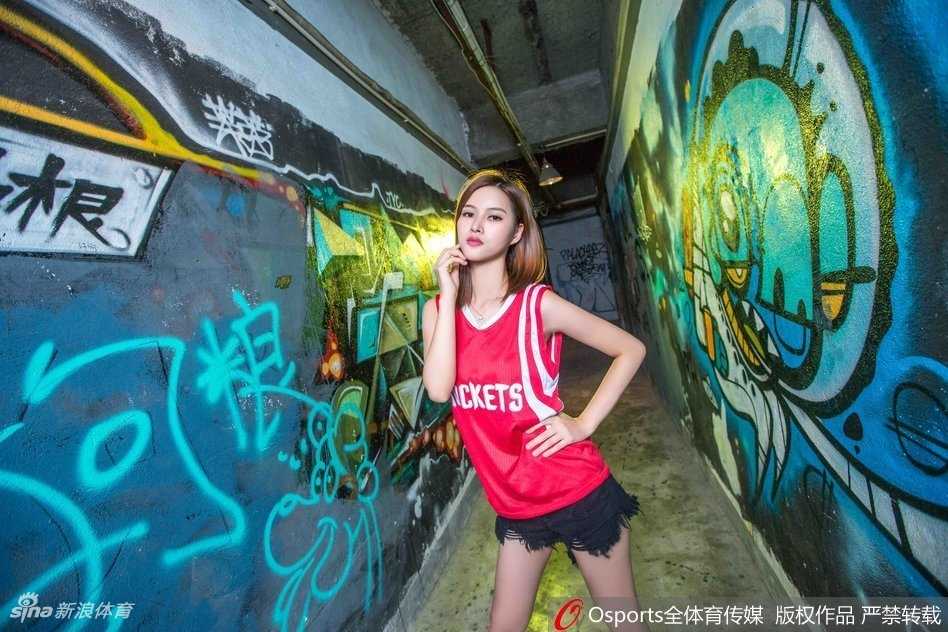 火箭生涯中的那一抹红颜知己 周琦在有限的上场时间里奋力起跳,试图封盖对手的投篮。他那双长臂是他与生俱来的天赋,也是他在NBA赖以生存的防守武器。