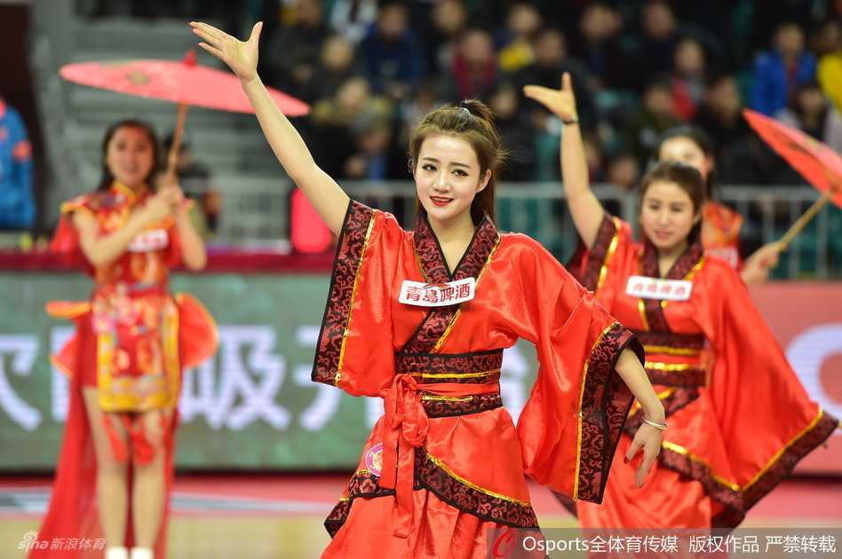 火红春节里的旗袍精灵:辽宁啦啦宝贝热舞助威,传统与性感的完美碰撞 活力四射的啦啦队员在红灯笼的映照下,舞动身姿,笑容甜美动人。那抹鲜艳的中国红将她衬托得面若桃花,举手投足间尽显东方女性的妩媚与自信。