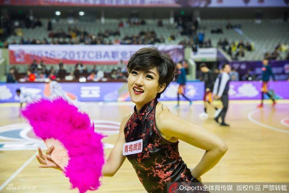 火红春节里的旗袍精灵:辽宁啦啦宝贝热舞助威,传统与性感的完美碰撞 镜头特写捕捉到啦啦宝贝的曼妙身姿,红色短裤随着热舞的节奏摇摆,将女性的曲线美与活力四射的动感完美融合,散发出自信耀眼的魅力。