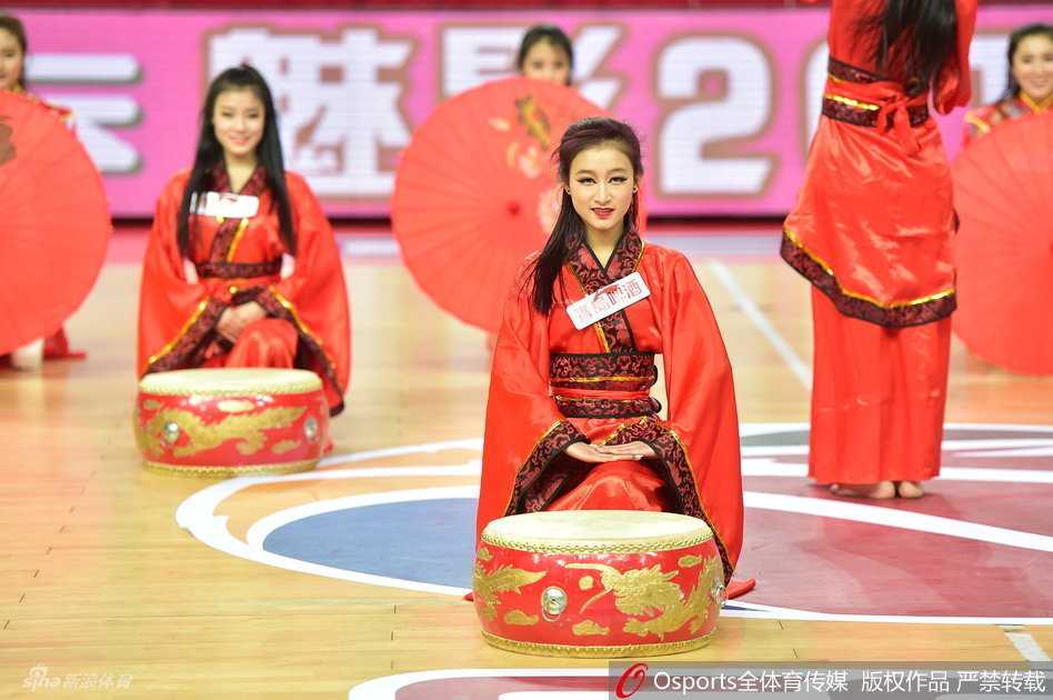 火红春节里的旗袍精灵:辽宁啦啦宝贝热舞助威,传统与性感的完美碰撞 性感撩人的舞姿搭配中国传统旗袍,啦啦宝贝的大长腿在舞台灯光下显得格外吸睛,她将中国女性的含蓄与性感演绎得恰到好处,韵味十足。