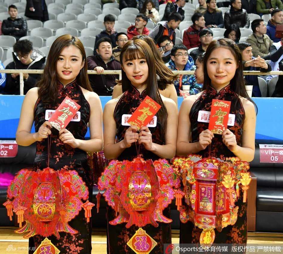 火红春节里的旗袍精灵:辽宁啦啦宝贝热舞助威,传统与性感的完美碰撞 辽宁啦啦宝贝手持巨型中国结,笑容甜美灿烂,仿佛将新年的所有福气都凝聚在火红的绳结之中,眼神里闪烁着对未来的美好祈愿。