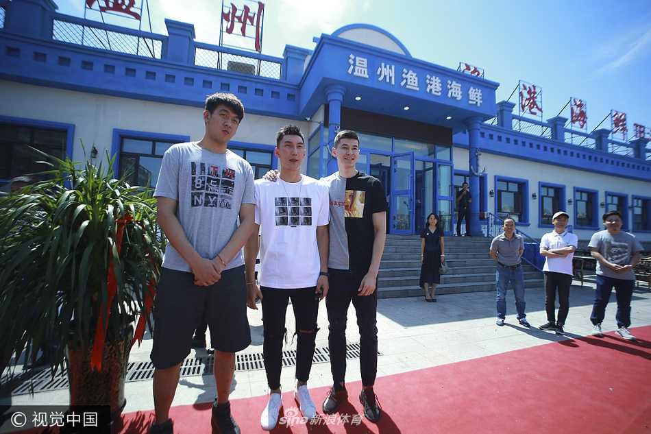 西热力江与合伙人共同剪彩，身后的‘牧羊先生’招牌在阳光下熠熠生辉