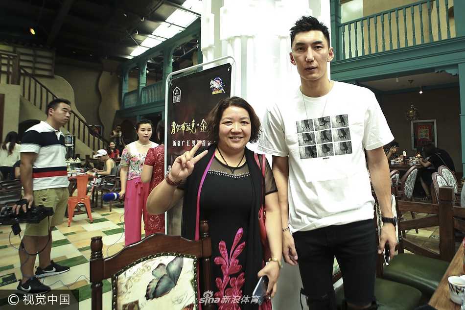 极具民族特色的餐厅包厢，木质雕花与挂毯尽显西域风情