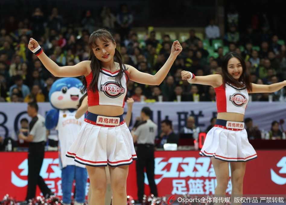 特写镜头下，一位宝贝回眸一笑，汗水闪烁着光芒，青春活力与专业神采令人过目难忘