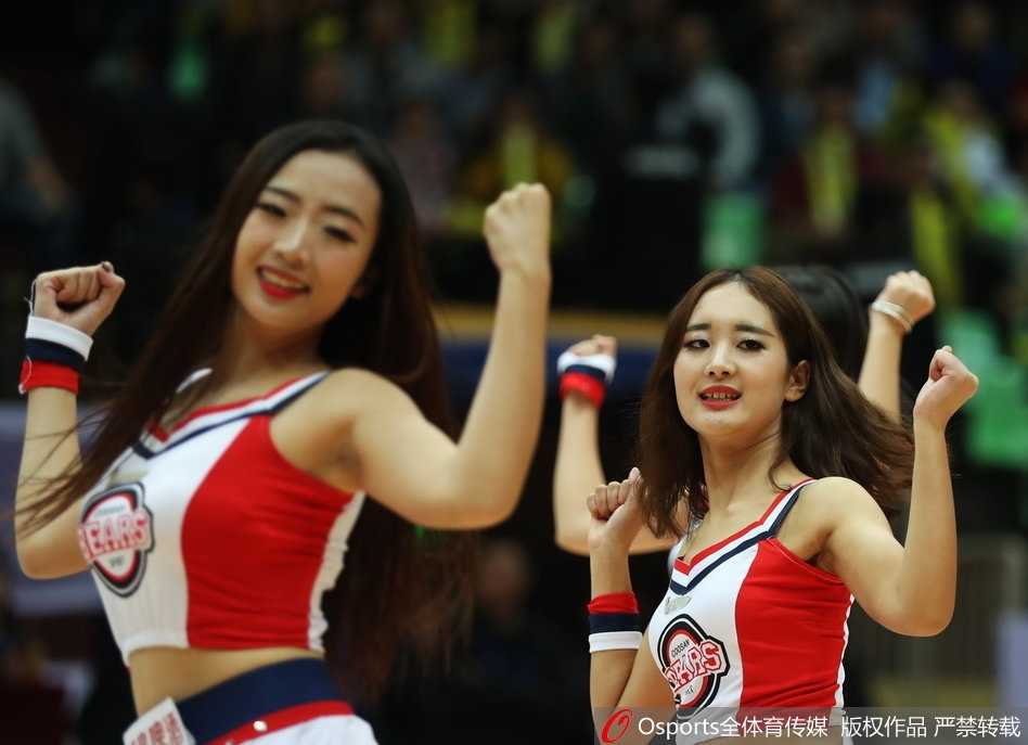 赛场中央，宝贝们手持金色花球，队形变换精准流畅，高难度的托举动作引来阵阵喝彩