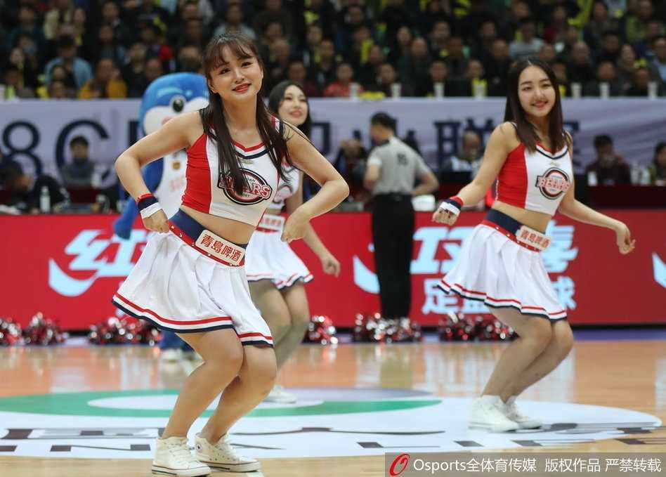 动感节拍中，篮球宝贝们整齐划一地跃起，修长身姿与灿烂笑容瞬间点燃全场热情