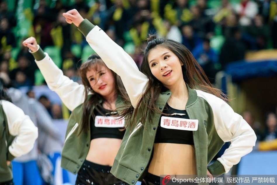 在比赛暂停间隙，三位篮球宝贝摆出充满活力的造型，她们的笑容极具感染力，仿佛在告诉紧张的球迷们，放松心态，享受比赛。