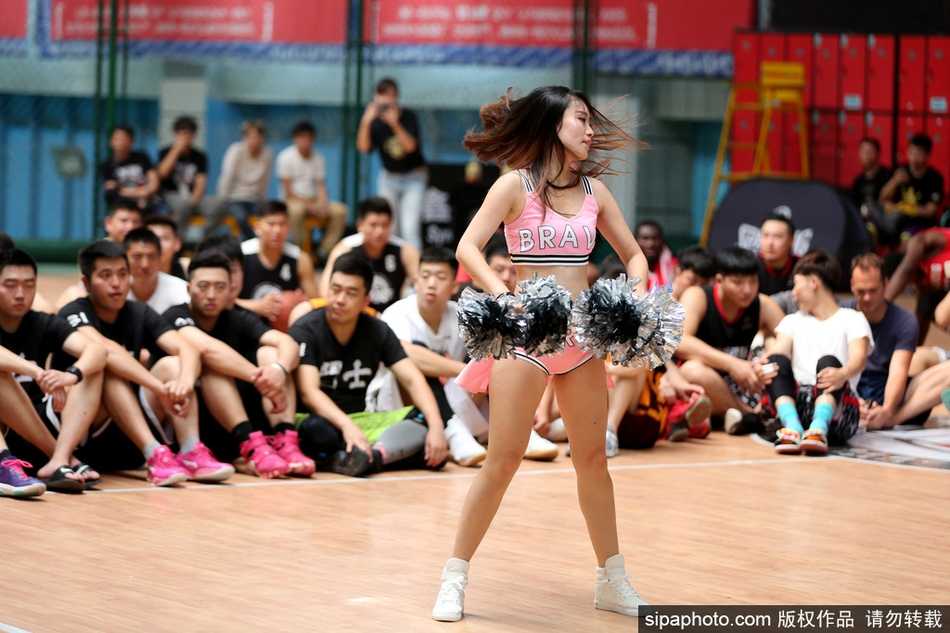 热舞瞬间肩带意外滑落,篮球宝贝赛场挥洒激情展职业素养 一位篮球宝贝在进行高难度动作时肩带不慎滑落,她临危不乱,依然保持着自信的微笑,展现出极强的专业应变能力。