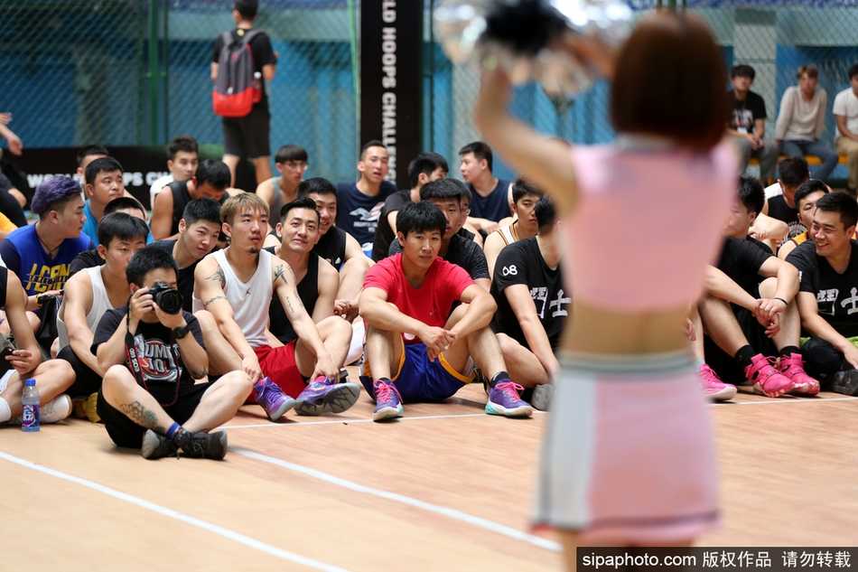 热舞瞬间肩带意外滑落,篮球宝贝赛场挥洒激情展职业素养 表演圆满结束,篮球宝贝们在场上摆出霸气的集体造型,为这场精彩纷呈的热舞表演画上了一个完美的句号。