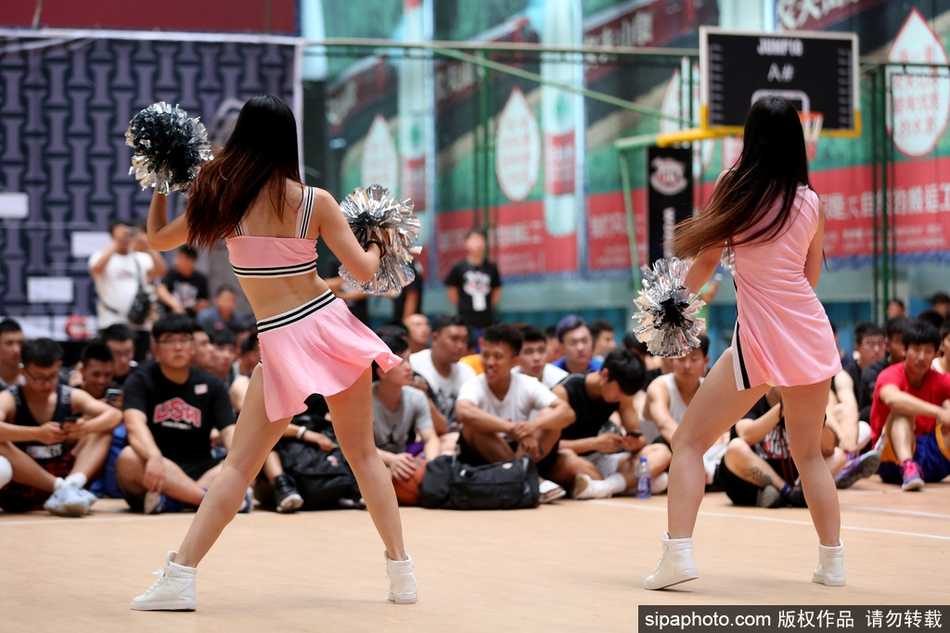 热舞瞬间肩带意外滑落,篮球宝贝赛场挥洒激情展职业素养 瞬间的意外并未影响整体表演,篮球宝贝们依然保持着灿烂的笑容和整齐的舞步,用激情点燃了整座球场。