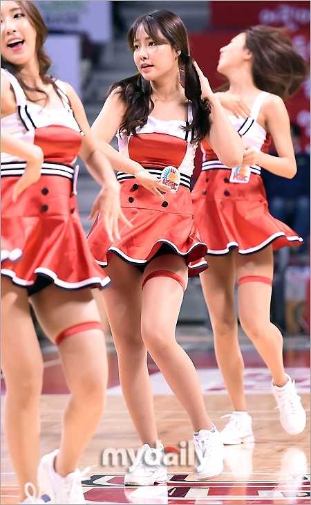 身着亮片演出服的啦啦队员排成整齐队列, 在快节奏音乐中完成波浪形腰胯动作, 展现出极强的身体控制力