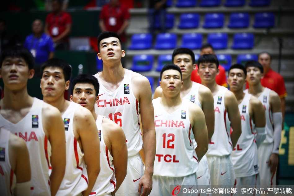 悍将李根面对防守强硬干拔，手起刀落三分命中，用强悍的表现吹响了男篮反击的第一声号角。