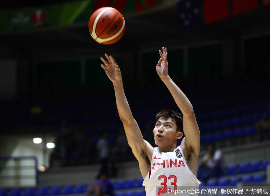 任骏飞在底角稳稳出手三分，篮球空心入网，这一球帮助中国队在末节首次实现反超，全场沸腾。