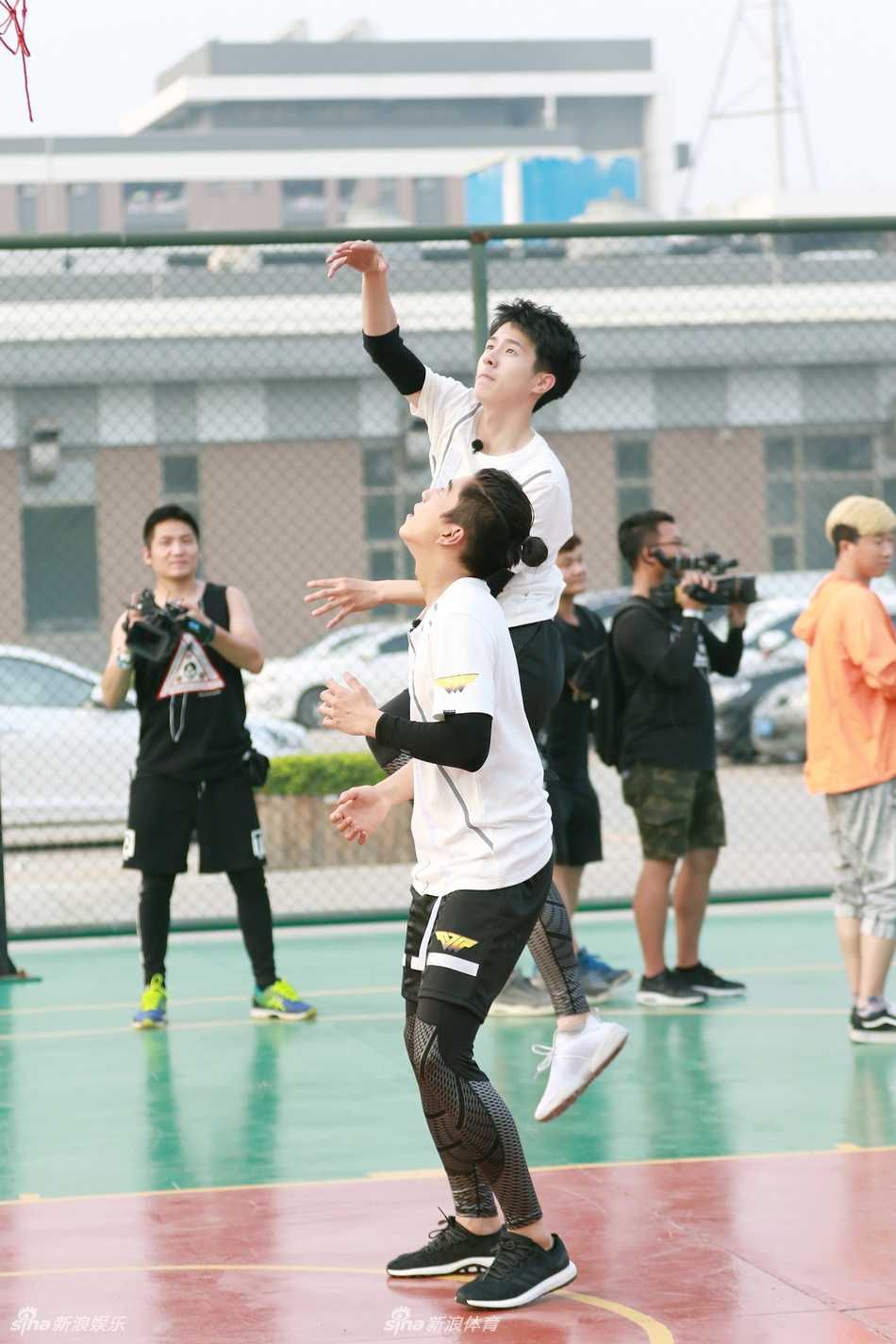 热血校草团篮球燃战!王俊凯刘昊然董子健王大陆校园争锋团魂炸裂 王大陆持球强行突破上篮,空中身体对抗激烈,肌肉线条迸发男性荷尔蒙