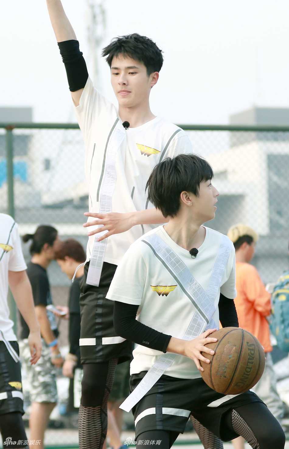 热血校草团篮球燃战!王俊凯刘昊然董子健王大陆校园争锋团魂炸裂 刘昊然眼神专注犹如猎豹,张开双臂对王俊凯实施铜墙铁壁般的贴身防守