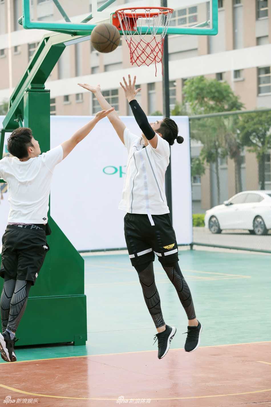 热血校草团篮球燃战!王俊凯刘昊然董子健王大陆校园争锋团魂炸裂 王俊凯刘昊然双人包夹王大陆,三人在篮下肌肉碰撞火花四溅,球鞋摩擦地板发出尖锐声响