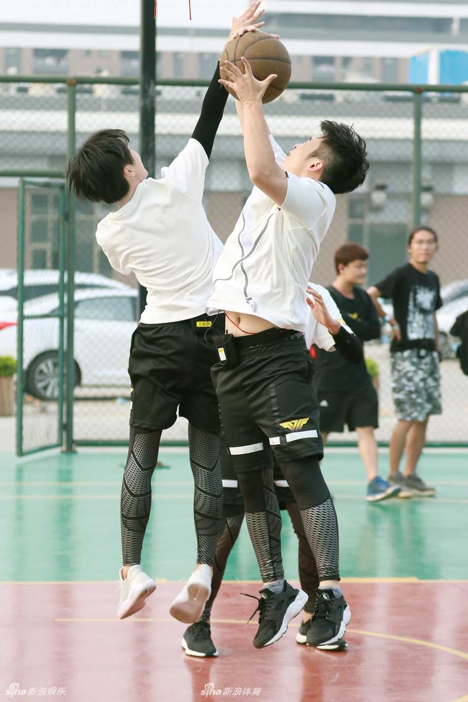 热血校草团篮球燃战!王俊凯刘昊然董子健王大陆校园争锋团魂炸裂 董子健三分线外干拔跳投,篮球脱手瞬间划破空气,王大陆伸手封堵为时已晚