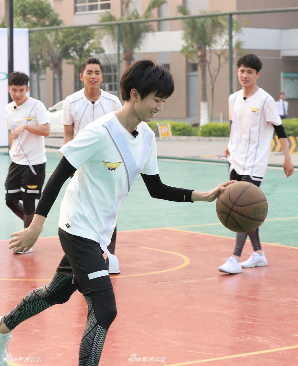热血校草团篮球燃战!王俊凯刘昊然董子健王大陆校园争锋团魂炸裂 王俊凯眼神凌厉如闪电,运球突破防线,飞扬的衣角掀起球场青春风暴