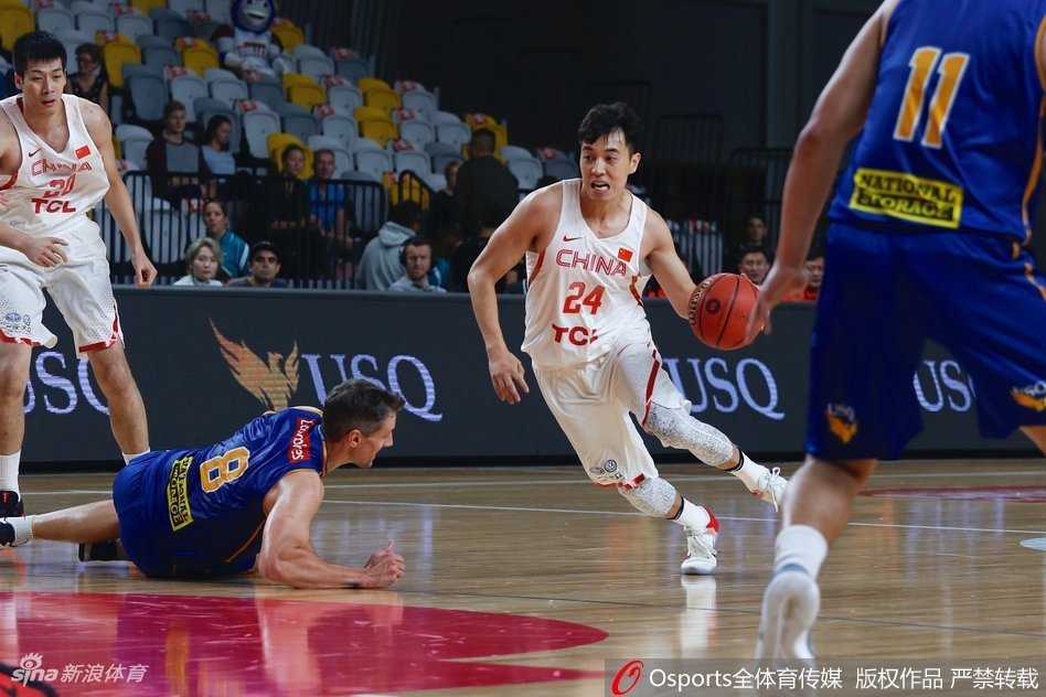 热血澳洲行:韩德君内线擎天,男篮蓝队惜败子弹队 吴前如尖刀般撕开防线,在对抗中失去重心依然将球抛向篮筐,谱写拼搏乐章。