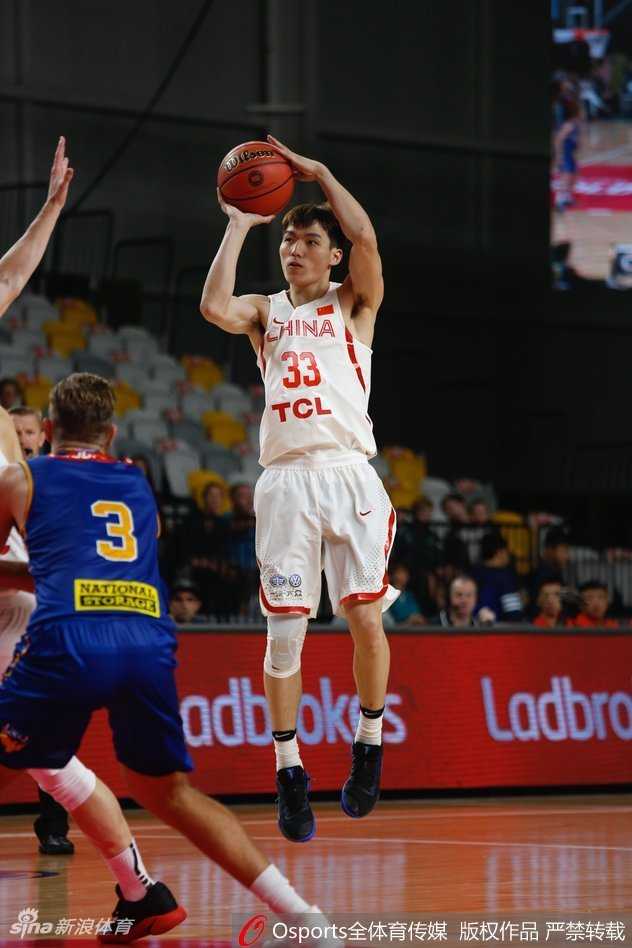 热血澳洲行:韩德君内线擎天,男篮蓝队惜败子弹队 铁血悍将李根无视防守,如战车般碾入篮下强起,展现出惊人的核心力量。