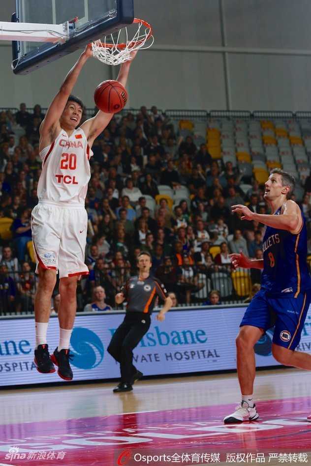 热血澳洲行:韩德君内线擎天,男篮蓝队惜败子弹队 队长韩德君篮下背身强攻,用庞大的身躯扛开防守,为球队凿开得分血路。