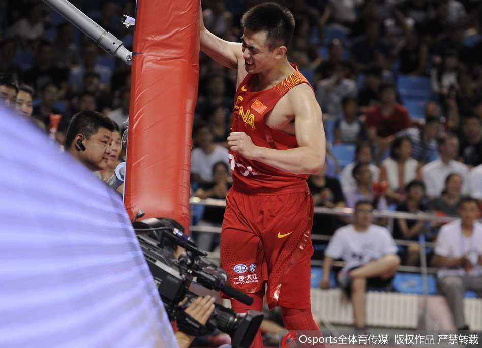 无法接受这次失手的赵继伟，落地后顺势冲向场边的篮球架，握紧右拳，用尽全力砸向了包裹立柱的厚实护垫。