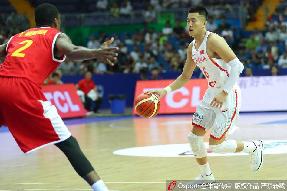 男篮队长周鹏在进攻端背身单打，他眼神坚毅，用身体牢牢卡住防守球员，寻找转身投篮的良机。