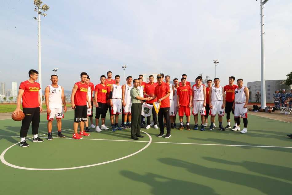 热血铸军魂 篮球传友谊 中国男篮红队深情探访驻香港部队 主教练李楠面带微笑,郑重地将一个签满国家队队员名字的篮球赠送给驻港部队代表,这个篮球承载着体育健儿对人民子弟兵的崇高敬意与深厚情谊。