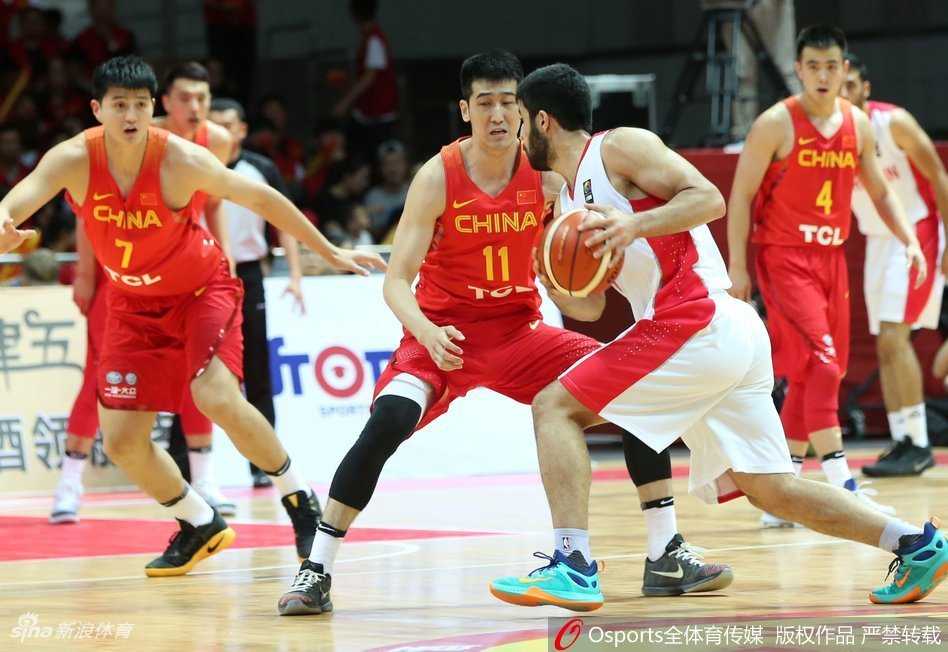 热血长春:男篮红队逆转伊朗迎来首胜,青春风暴席卷冰城 翟晓川在突破后迎着防守人强行上篮,身体在空中完全舒展,展现出极强的核心力量和进攻欲望。