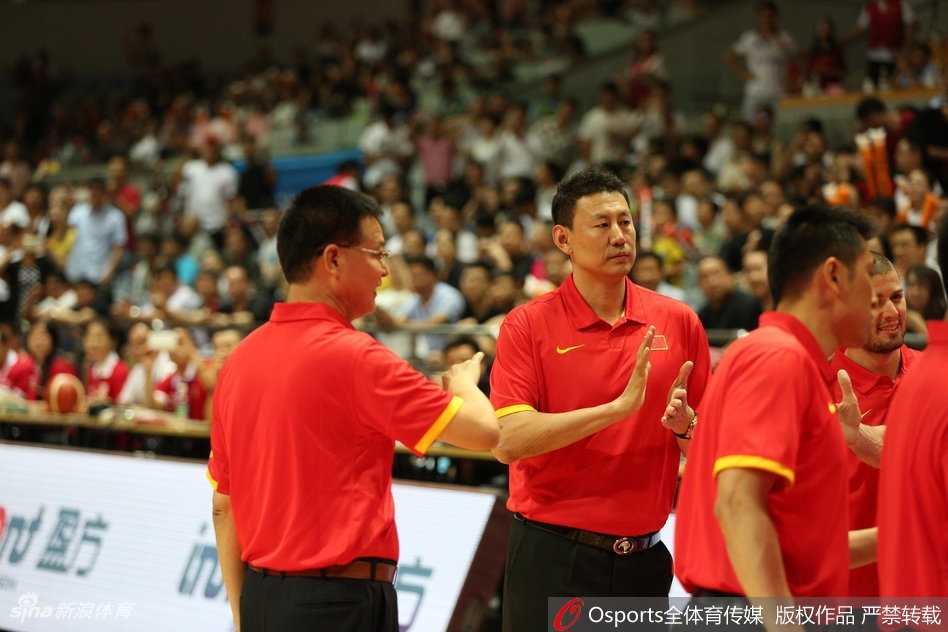 热血长春:男篮红队逆转伊朗迎来首胜,青春风暴席卷冰城 翟晓川高高跃起,与赵继伟用力击掌,脸上洋溢着激情与自信,这热血的一刻定格了红队逆转比赛的决心。