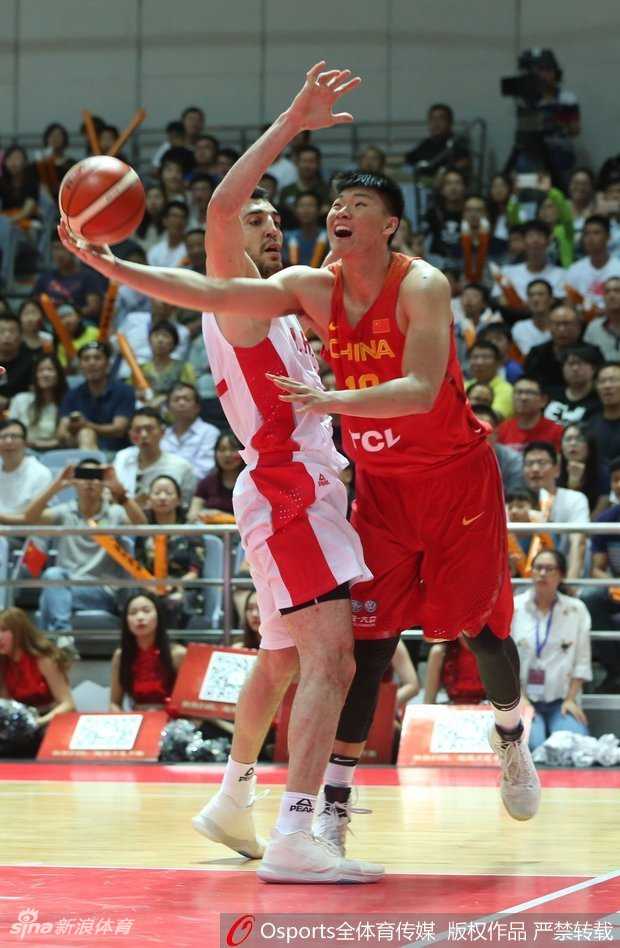 热血长春:男篮红队逆转伊朗迎来首胜,青春风暴席卷冰城 方硕在反击中疾速奔跑,目光如炬紧锁篮筐,正准备完成一次决定性的上篮。