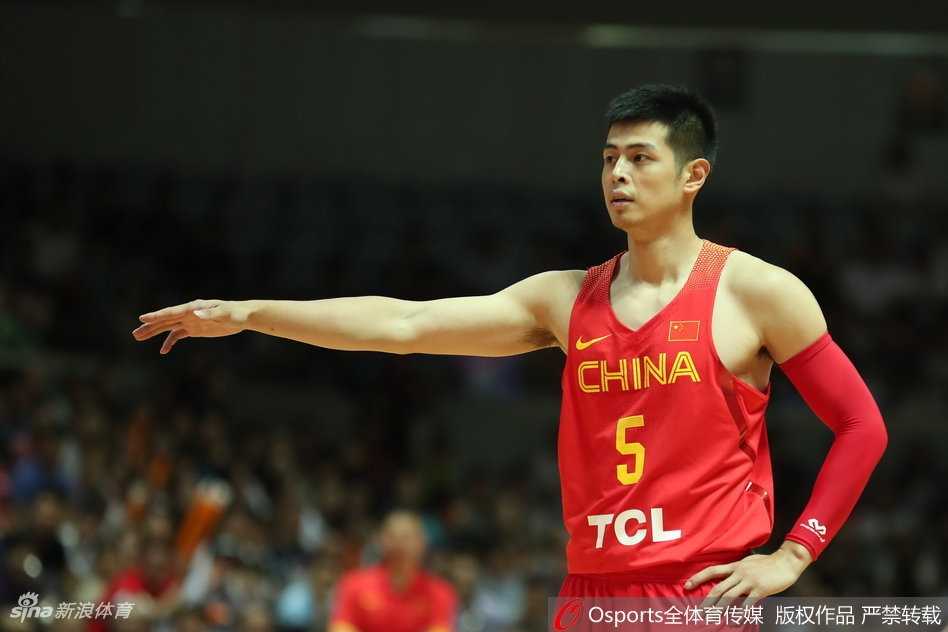 热血长春:男篮红队逆转伊朗迎来首胜,青春风暴席卷冰城 中国男篮替补席上一片欢腾,球员们兴奋地站起身为场上的精彩表现鼓掌喝彩,团队的喜悦感染着每一个人。