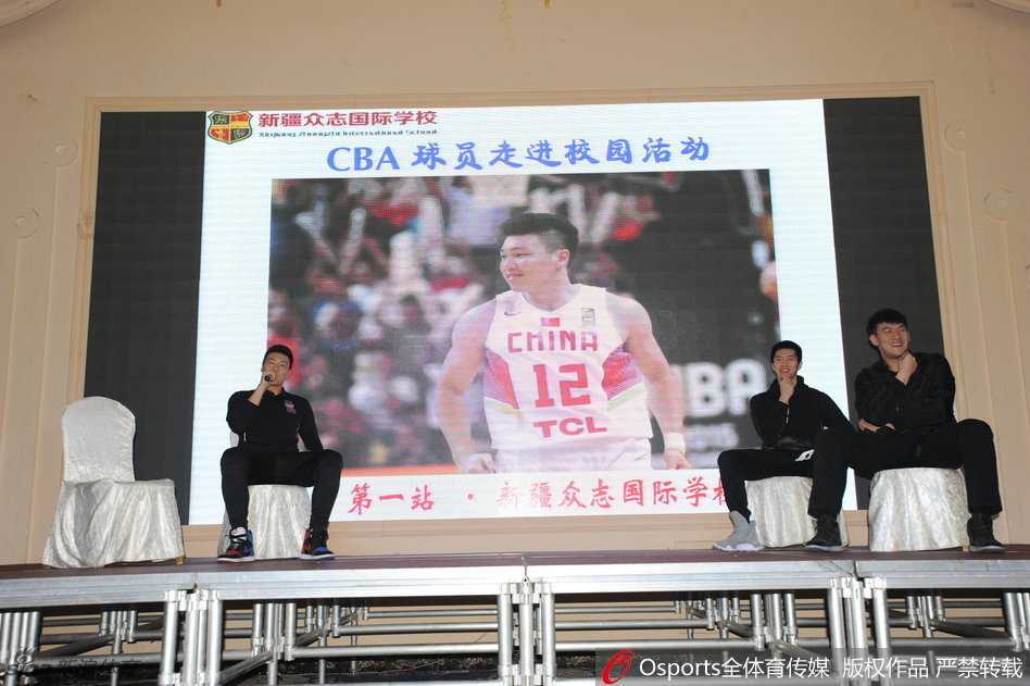 焦作勒布朗的校园柔情:李根与孩子们共享篮球时光 站在孩子们中间的李根,手拿话筒侃侃而谈,脸上褪去了赛场上的杀气,取而代之的是一种邻家大哥的平和。他正讲述着自己如何从一名大学联赛球员,一步步踏上职业赛场的曲折故事。