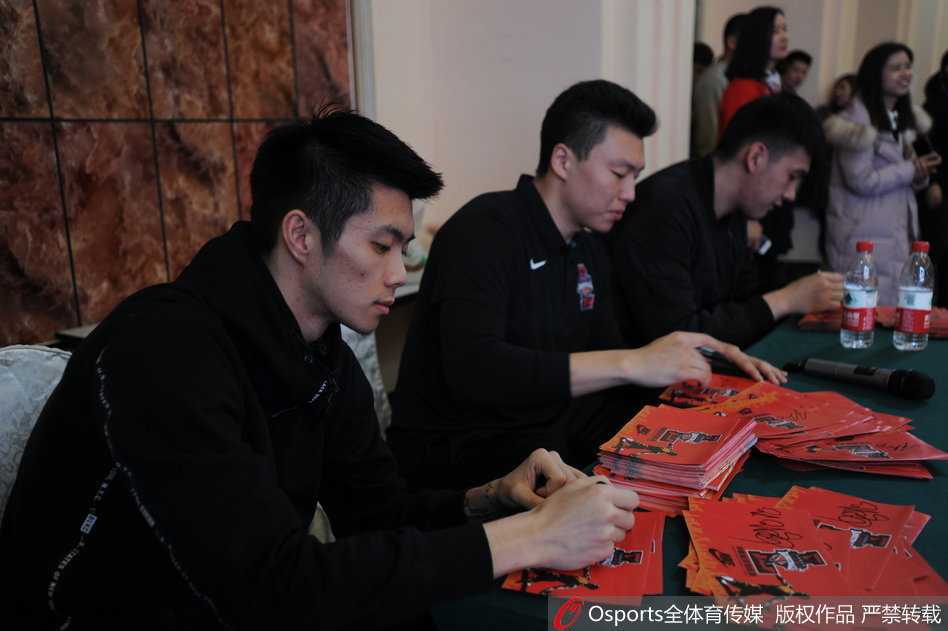 焦作勒布朗的校园柔情:李根与孩子们共享篮球时光 临别时,李根与几位高大的男生以篮球的方式击掌道别。他的手掌厚实有力,眼神中传递着鼓励与期许。这一幕,仿佛是一场无声的交接,将职业篮球的拼搏精神,通过掌心的温度传递给了下一代。